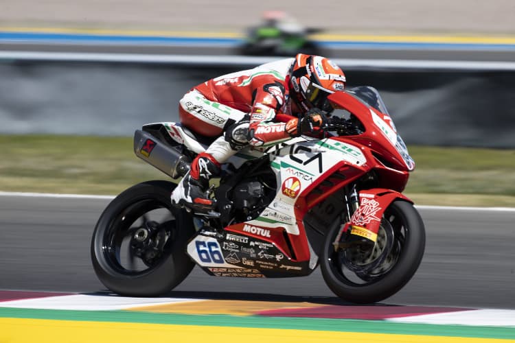 Auf der Geraden wird die MV Agusta eingebremst