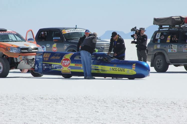 Rekordfahrzeug Ack Attack: Losfahren kann es nicht aus eigener Kraft, ein Pickup muss am Start Schiebehilfe leisten