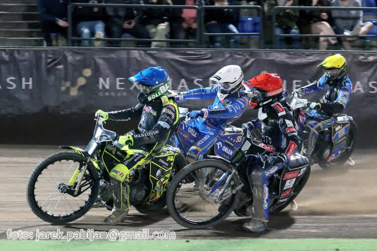 Vaculik vor Zmarzlik (Weiß), Madsen (Rot) und Holder