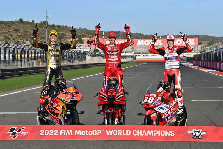 Augusto Fernández neben Pecco Bagnaia und Izan Guevara