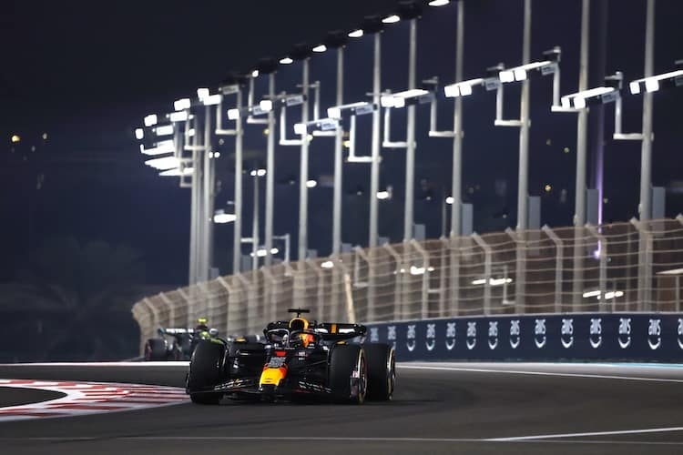 Max Verstappen durfte in Bologna die WM-Trophäe in Empfang nehmen