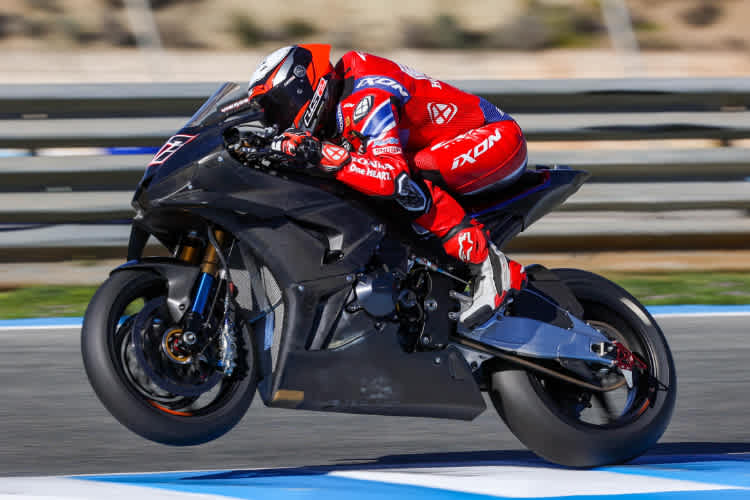 Xavi Vierge informiert sich bei HRC-Tester Tetsuta Nagashima