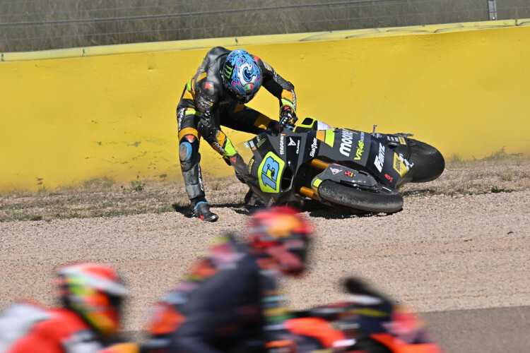 Eine gewohnte Szene der verganenen Saison: Celestino Vietti im Kiesbett