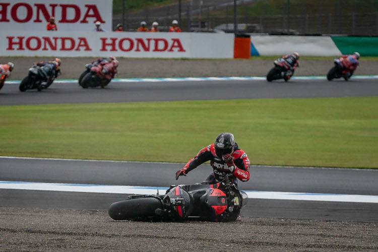 Der Aprilia-Pilot stürzt, dahinter enteilt das Feld