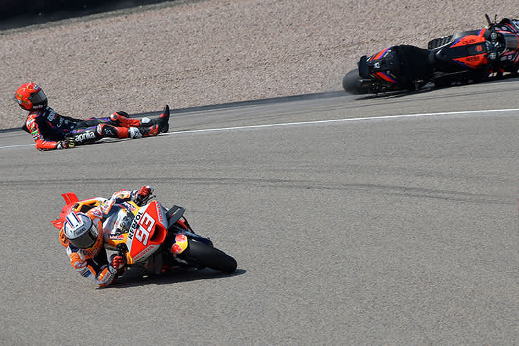 Crash im Sprint: Viñales rutscht dahin, innen ist Marc Márquez zu sehen