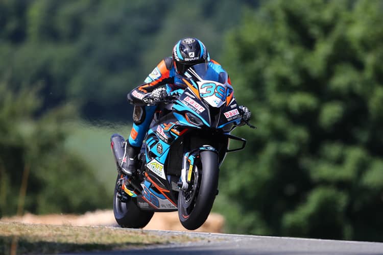 Sandro Wagner passiert den Wheelie-Hügel in Schleiz