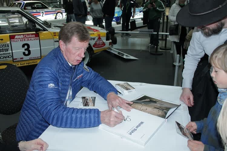 Walter Röhrl erfüllt Autogrammwünsche