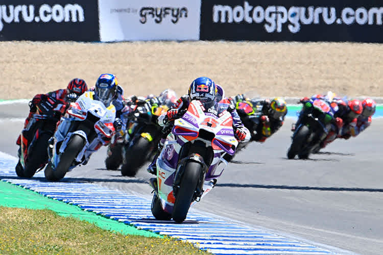 Johann Zarco (5) vor dem ganzen Pulk, angeführt von Alex Márquez