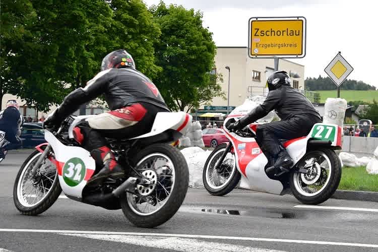 Renn-Zweitakter werden bei Demonstrationsfahrten auf dem Zschorlauer Dreieck die Welt parfümieren
