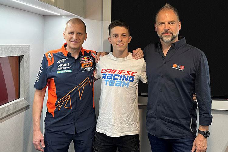 2024 bei Red Bull Ajo KTM: Rookie Xabi Zurutuza mit Aki Ajo und KTM-Manager Jens Hainbach