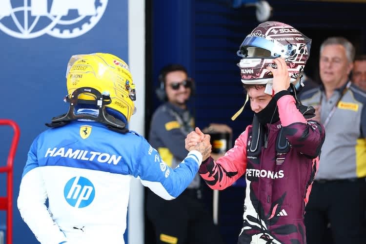 Lewis Hamilton gratuliert Kimi Antonelli zur Pole