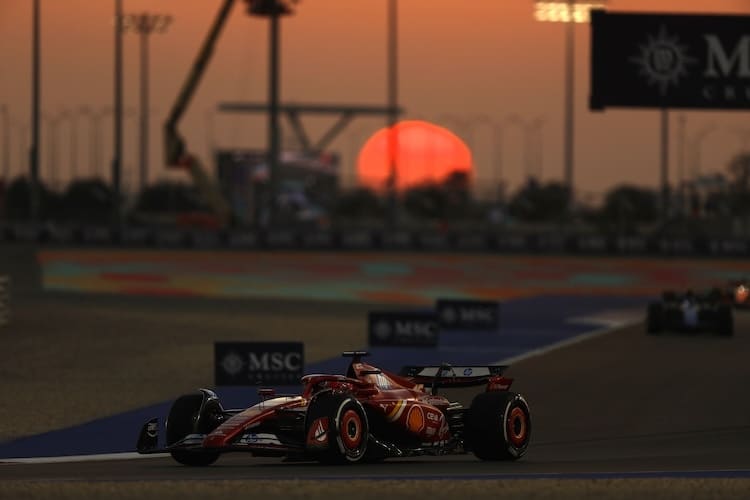 Kurz nach dem Start zum Aserbaidschan-GP, Charles Leclerc liegt in Führung