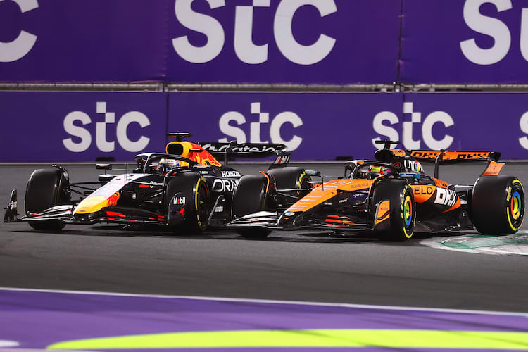 Verstappen gegen Piastri in der ersten Kurve