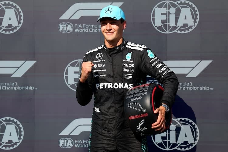 Sieger George Russell wirft sich in die Arme seiner Mechaniker