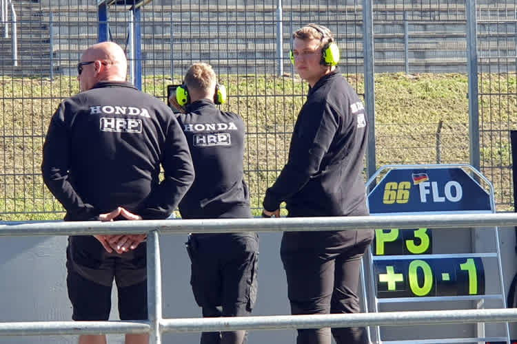 Honda darf was an der Gabelbrücke machen