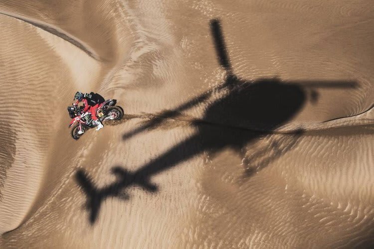 Helikopter begleiten mit Kameras die Dakar-Teilnehmer