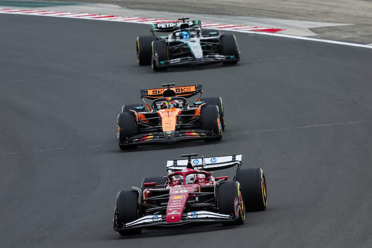 Charles Leclerc (Ferrari) vor Oscar Piastri (McLaren) und George Russell (Mercedes)