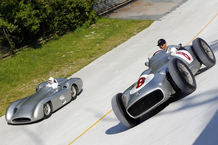 Stirling Moss und Lewis Hamilton mit ihren Silberpfeilen in der Steilwand von Monza
