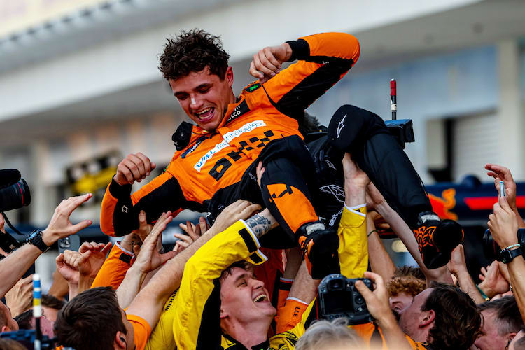 Lando Norris lässt sich nach seinem Sieg in Miami feiern