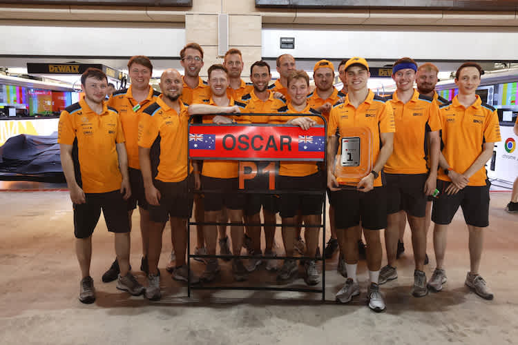 Oscar Piastri (mit der Goldtafel 1) und seine McLaren-Truppe nach dem Sprint-Sieg von Katar