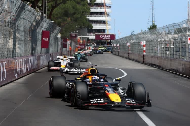 Typisches Bild in Monaco: Die Rennwagen wir Perlen auf einer Schnur