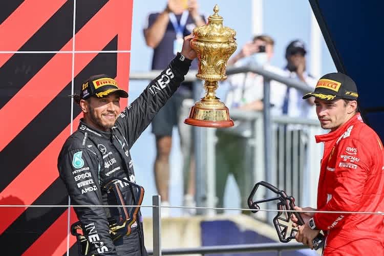 Lewis Hamilton 2021 mit dem Goldpokal, rechts Ferrari-Fahrer Charles Leclerc