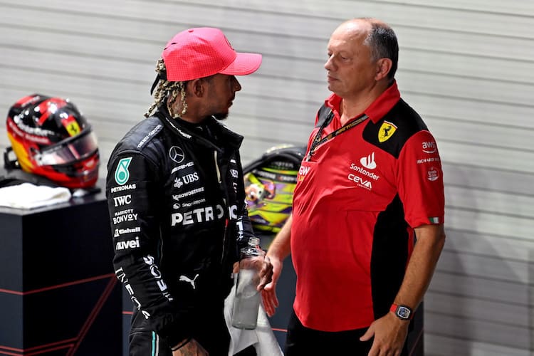 Lewis Hamilton und Fred Vasseur 2023 in Singapur