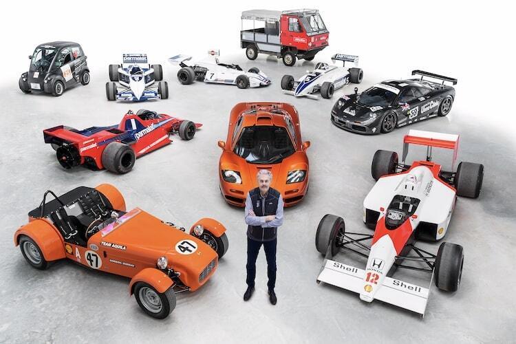 Gordon Murray mit seinen Fahrzeugen