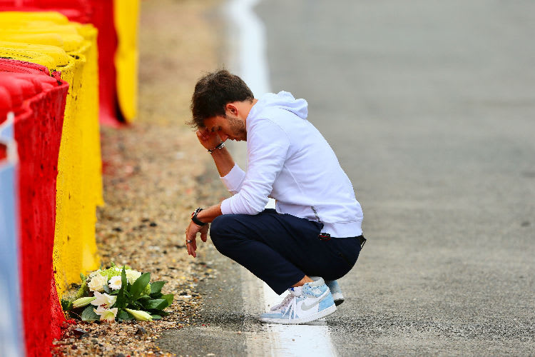 Pierre Gasly legte im Vorjahr Blumen nieder an der Stelle, an der Anthoine Hubert 2019 tödlich verunglückte