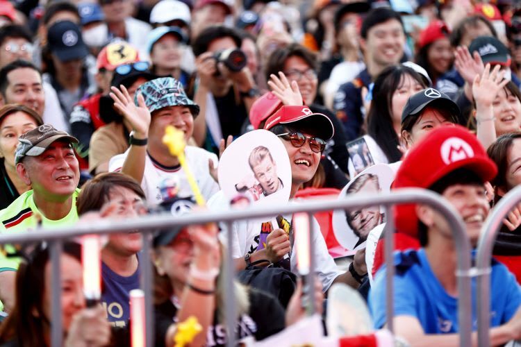 An kaum einer Strecke sind die Fans so euphorisch wie in Suzuka. Sie bringen Plakate und Schilder (hier für Nico Hülkenberg) und Geschenke mit. Viele kommen sogar verkleidet