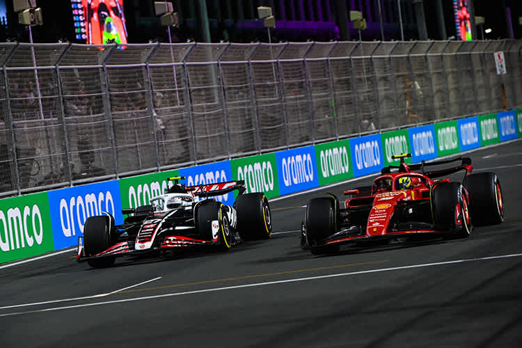 Top-Performance: Oliver Bearman beim Ferrari-Debüt (hier im Fight gegen Nico Hülkenberg).