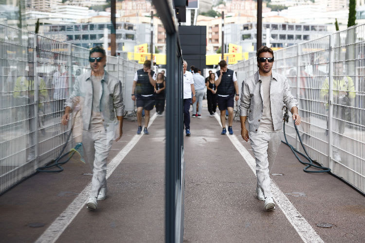 Fernando Alonso im Fahrerlager von Monaco