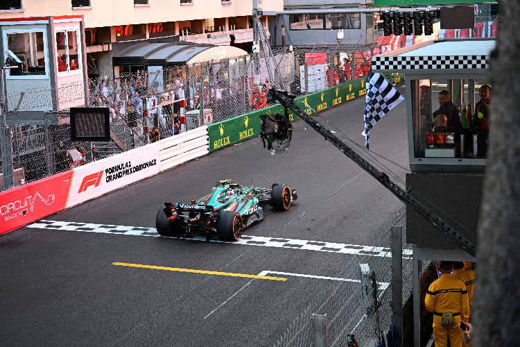 Zieleinfahrt! Hier dachte Fernando Alonso, er wäre Zehnter. Er war aber in Wahrheit Elfter