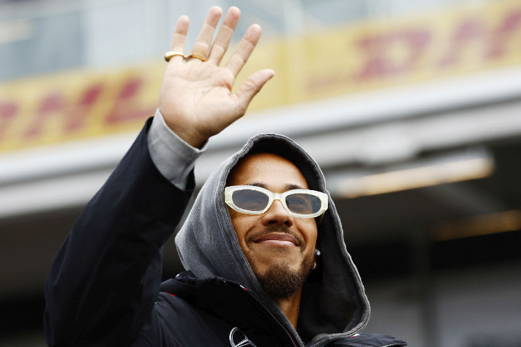 Vor zwei Wochen noch im kanadischen Regen, jetzt im Musikvideo von Camila Cabello in der Sonne von Miami: Lewis Hamilton