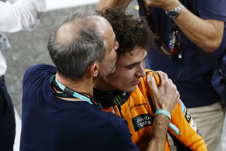 Umarmung und Küsschen von Papa: Lando Norris und sein Vater nach dem Rennen in Abu Dhabi