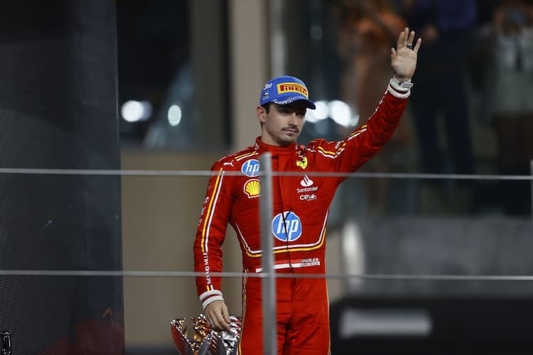 Charles Leclerc fuhr in Abu Dhabi auf Platz 3, sicherte sich so Rang 3 in der Fahrer-WM. Wirklich glücklich wirkte er bei der Podiumszeremonie aber nicht: Ferrari hatte mit dem Ergebnis gerade die Team-WM verloren