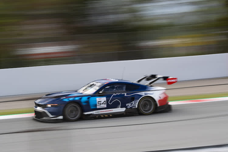 Dinamic GT bei Testfahrten mit dem neuen Ford Mustang GT3 in Barcelona