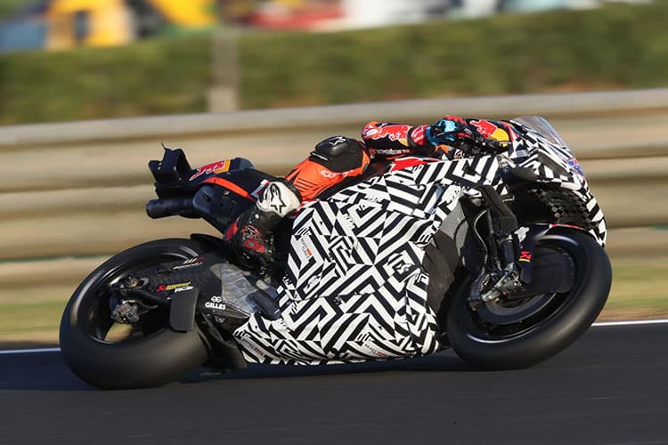 Die seitlichen Elemente an der KTM, hier noch im Tarn-Look, werden uns 2024 begleiten.