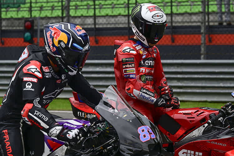 Sepang 2024: Jorge Martín und Pecco Bagnaia machen nebeneinander Start-Tests.