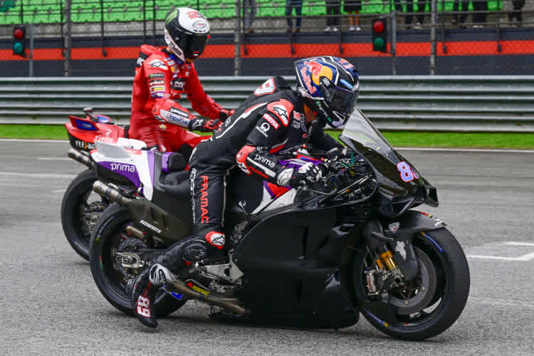 Pecco Bagnaia beobachtet den Startversuch seines letztjährigen WM-Rivalen Martin