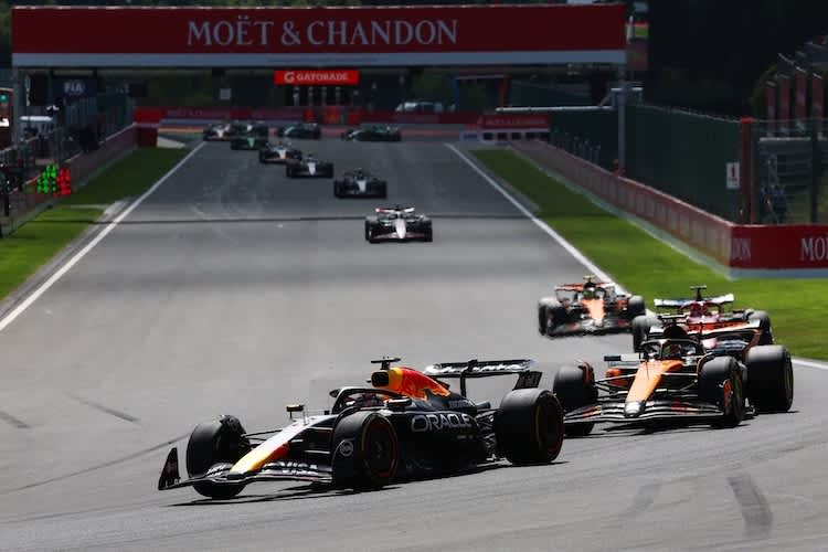 Max Verstappen im Belgien-Sprint vor den beiden McLaren