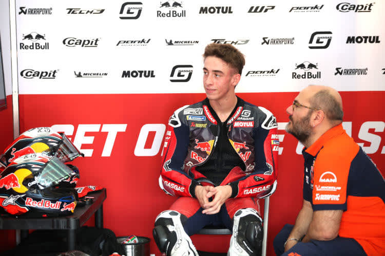 Pedro Acosta mit Fabiano Sterlacchini, «Head of Technology MotoGP» bei der Pierer Mobility AG