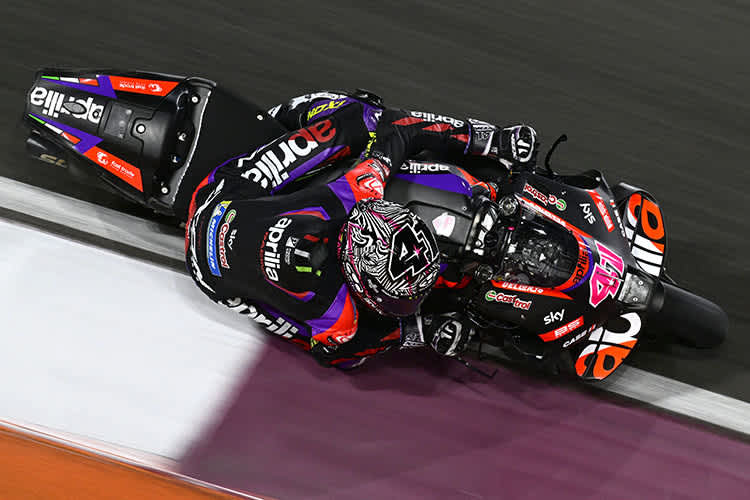 Ein Bild von einem Bike: Aleix Espargaró ist ganz verliebt in seine Aprilia RS-GP.