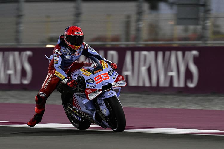 Bein raus: Marc Márquez ist bekannt dafür, mit dem Stiefel zu stabilisieren.