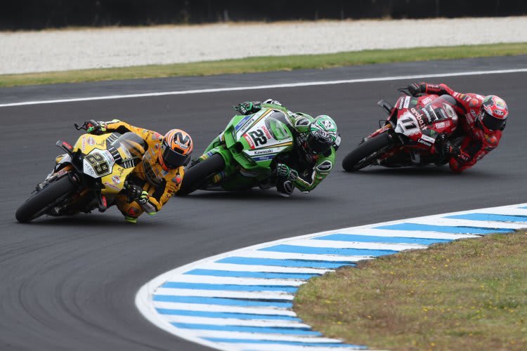 Alex Lowes im Sandwich der Ducati-Piloten Andrea Iannone und Nicolo Bulega