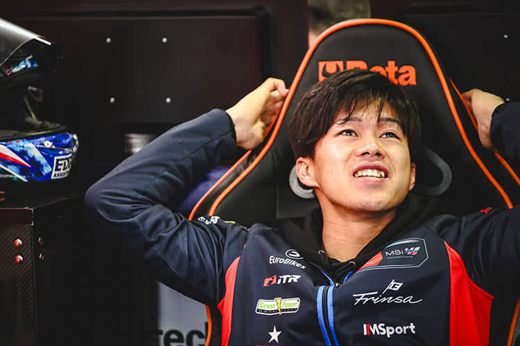 Ai Ogura lacht von der Spitze der Zeitentabelle in Freien Training der Moto2.