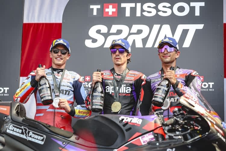 Ausgepowertes Sprint-Trio bei der Siegerehrung