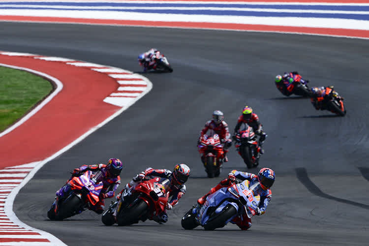 Hinter ihm die Meute: Teilweise war Marc Márquez im Sprint gezwungen, ein defensives Rennen zu fahren.