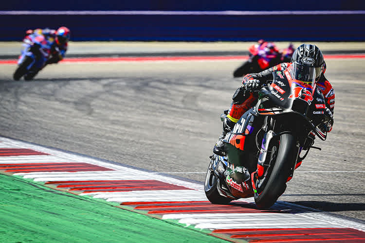 Hinter ihm lange nichts, und dann Marc Márquez: Maverick Viñales gewinnt den US-Sprint.