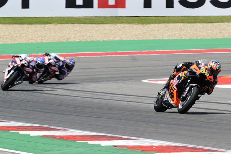 Bild aus dem Mittelfeld: Brad Binder auf der Flucht vor den beiden Trackhouse-Aprilia.